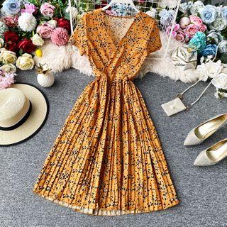 V-neck Short-sleeve Leopard Pleated Chiffon Blouse Yellow - One Size