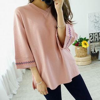 V-neck Embroidered 3/4-sleeve T-shirt