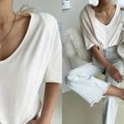 Padded-shoulder V-neck T-shirt
