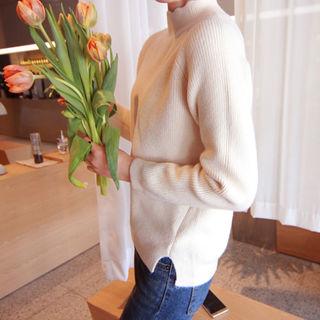 Scallop-neck Dip-back Knit Top