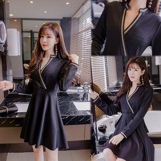 Contrast Trim V-neck Long Sleeve Dress