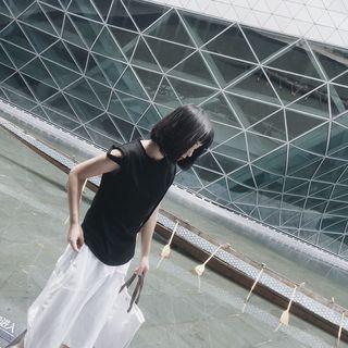 Cutout-shoulder Sleeveless T-shirt