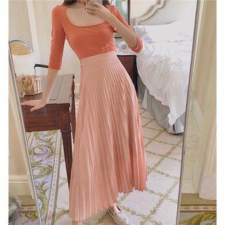 Short-sleeve Plain T-shirt / Pleated Maxi Skirt