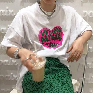 Short-sleeve Round Neck Hear T-shirt/ Leopard Midi Skirt