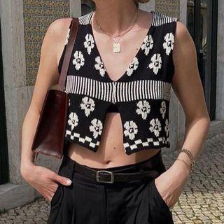 Sleeveless V-neck Flower Print Crop Knit Top