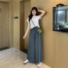 Short-sleeve Twisted T-shirt / Ribbed Wide Leg Pants