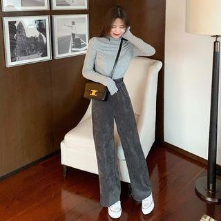 Turtleneck Long-sleeve T-shirt / Wide-leg Velvet Pants