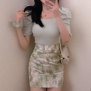 Puff-sleeve T-shirt / Tie-dyed A-line Skirt
