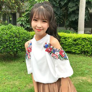 Embroidered Open Shoulder Short-sleeve Top
