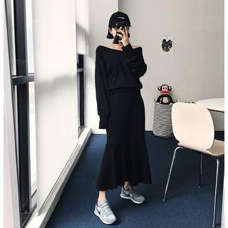Set: V-neck Top + Banded-waist Ruffled-hem Maxi Skirt