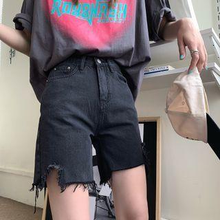 Distressed Denim Shorts / Elbow-sleeve Lettering T-shirt
