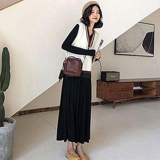 Set: Contrast Trim Knit Vest + Long-sleeve A-line Maxi Dress