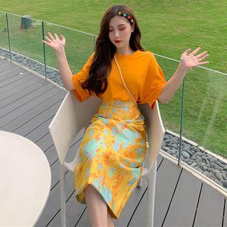 Plain Elbow-sleeve T-shirt / Floral High-waist Skirt
