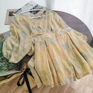 Set: V-neck Cropped Top + High-waist Shorts