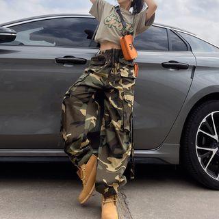 Camouflage Cargo Pants / Short-sleeve Lettering T-shirt