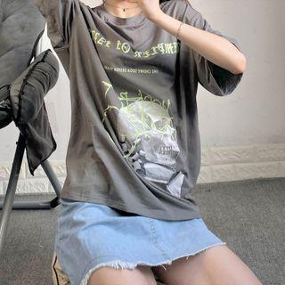 Set: Loose-fit Short Sleeve Printed T-shirt + Distressed Denim Skirt