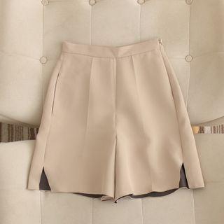 Plain Slit-side Shorts
