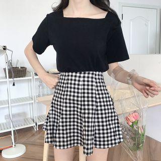 Short-sleeve Square Neck T-shirt / Plaid A-line Skirt