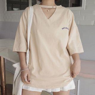 Lettering V-neck 3/4-sleeve T-shirt