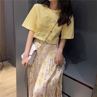 Embroidered Short-sleeve T-shirt / Print Accordion Pleated Midi Skirt