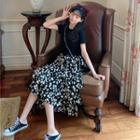 Short-sleeve T-shirt / Floral Print Midi A-line Skirt / Set