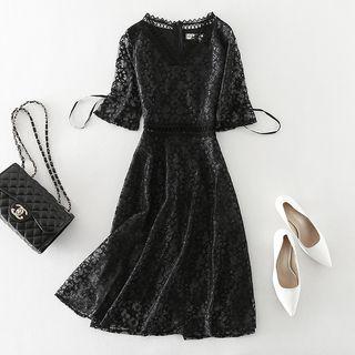 Short-sleeve V-neck Lace Midi A-line Dress