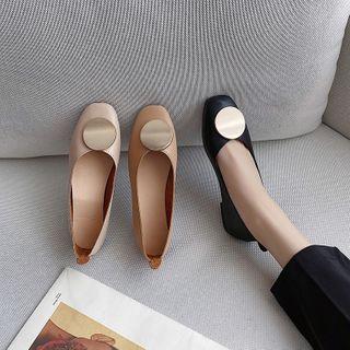 Disc Accent Low-heel Pumps