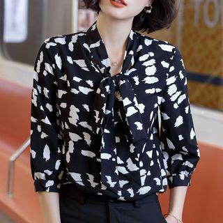 Slim-fit Dress Pants / 3/4-sleeve Floral Blouse