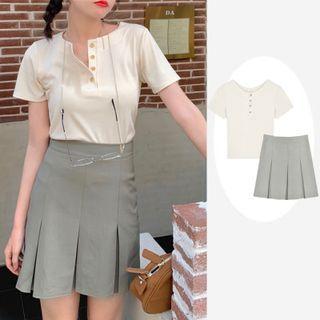 Short-sleeve Henley T-shirt / Pleated Skirt / Set