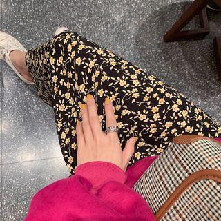 Plain Loose-fit Sweatshirt / Floral Midi Skirt