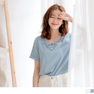 Embroidered Dip-back Short-sleeve Top
