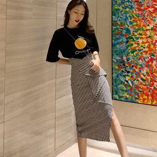 Elbow-sleeve Printed T-shirt / Asymmetric Gingham Fitted Skirt