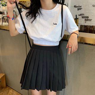Lettering Short Sleeve Cropped T-shirt / Pleated Skirt
