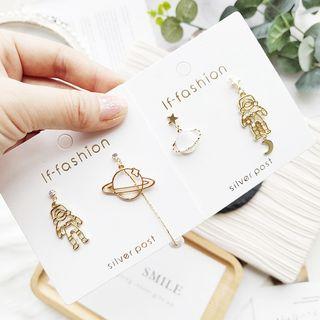 Non-matching Alloy Planet & Astronaut Dangle Earring