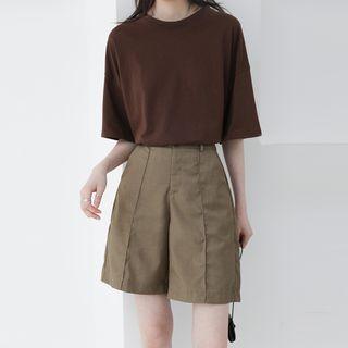 Elbow-sleeve T-shirt / High-waist Dress Shorts