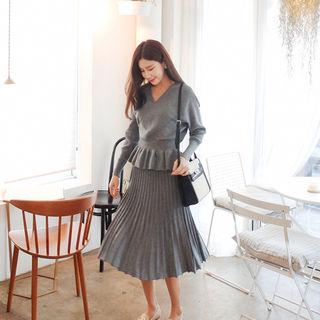 Set: Cutaway-back A-line Knit Top + Pleated Skirt