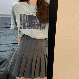 Short Sleeve Printed T-shirt / Pleated Mini Skirt