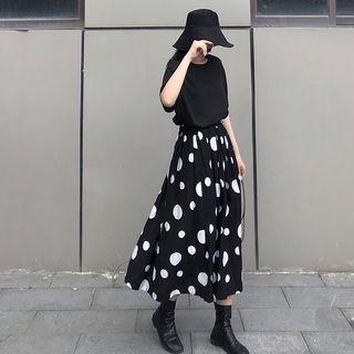 Short-sleeve Split Hem T-shirt / Polka Dot Midi Skirt