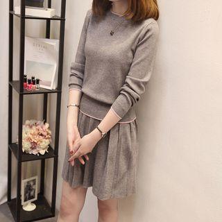 Set: Contrast Trim Sweater + Pleated Knit Skirt