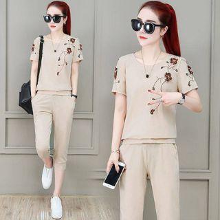 Set: Short-sleeve Floral Embroidered T-shirt + Capri Pants