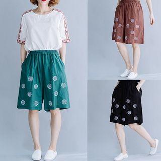Floral Embroidered Short-sleeve Blouse / Embroidered Knee-length Shorts