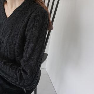 Set: V-neck Cable-knit Top + Ruffle-hem Knit Skirt
