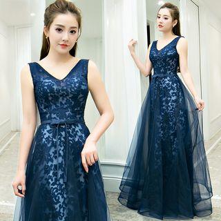 Sleeveless V-neck Mesh Panel Lace Evening Dress