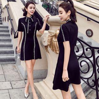 Short-sleeve Contrast-trim A-line Mini Dress