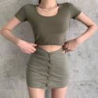 U-neck Cropped T-shirt / Cut-out A-line Skirt