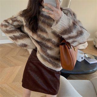 Patterned Sweater / Faux Leather A-line Skirt