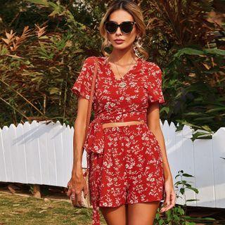 Set: Tie-waist Short-sleeve Crop Top + Floral Print Wide-leg Shorts