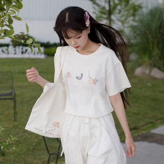 Short-sleeve T-shirt / Embroidered Skirt
