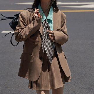Single Breasted Blazer / High Waist Pleated Skirt