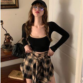 Contrasted U-neck T-shirt / Tie-waist Checker Skort
